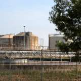 ...probabilmente si tratta dell�abitazione di un custode, quello magari dell'imponente depuratore dell'Acquedotto pugliese. I sylos dell'impianto sono ben visibili anche se protetti da pi� recinzioni